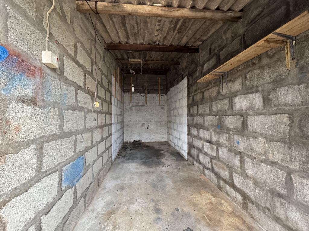 Lot: 16 - BLOCK OF GARAGES INCLUDING LARGE WORKSHOP - Spacious Shed with deep storage